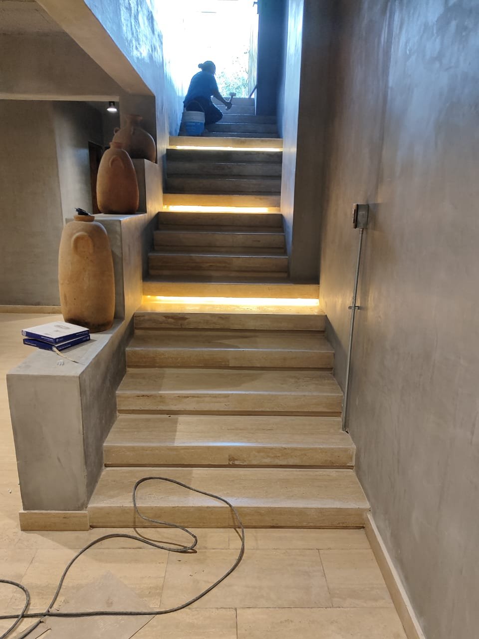 Instalación de luces led para escaleras residenciales